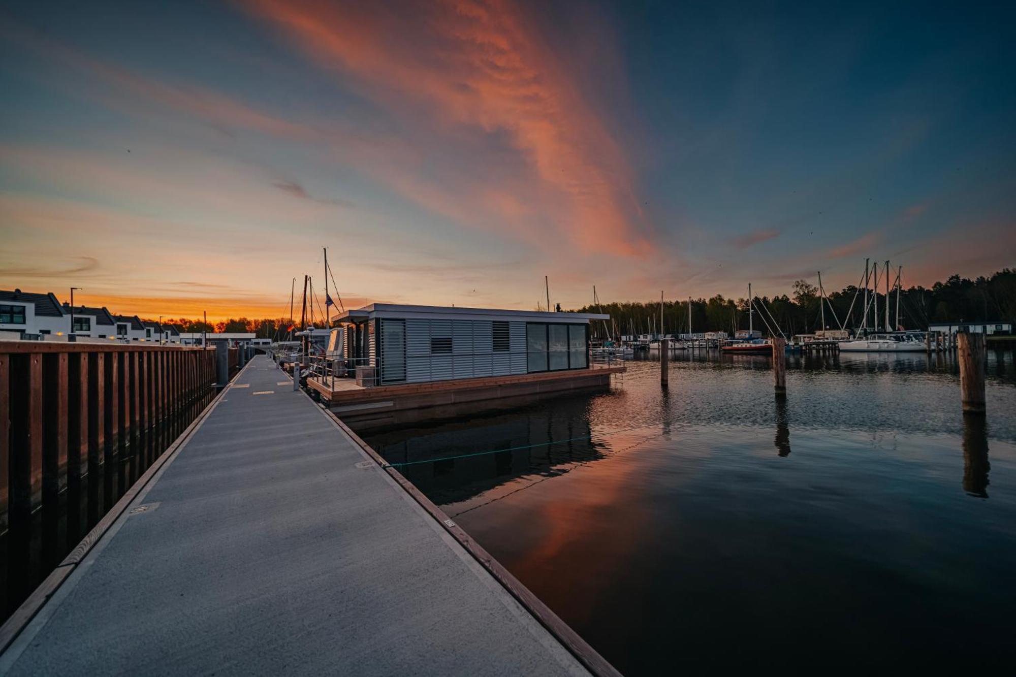 Schwimmendes Ferienhaus "Trinity" Ihr Seahome Auf Der Ostsee Peenemunde Extérieur photo